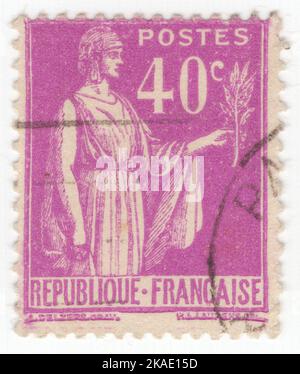 FRANKREICH - 1932: Eine 40 Rappen helle violette Briefmarke mit der Darstellung „Frieden mit Olivenzweig“. La Paix, Allegorie der Republik, phrygische Mütze und einen Olivenzweig (Symbol des Friedens) haltend, in ihrer linken Hand, rechte Hand auf dem Griff ihres Schwertes in seiner Scheide, entworfen von Paul Albert Laurens, französischer Maler Stockfoto