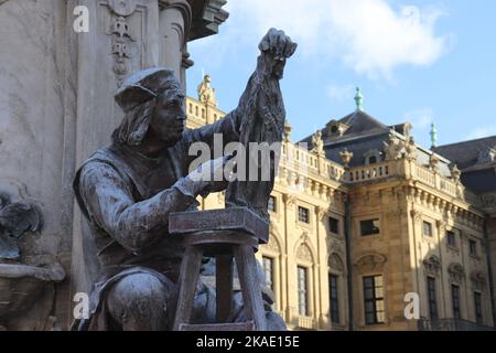 Skulptur des Bildhauers Tilman Riemenschneider am Franconiabrunnen auf dem Platz vor der Residenz in Würzburg Stockfoto