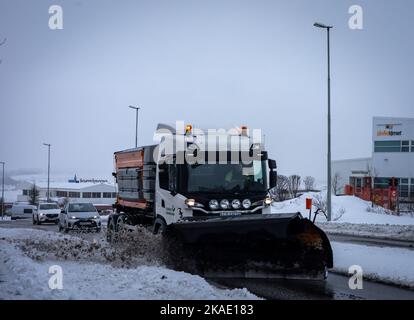 Reykjavik, Island - 22. März 2022: Ein Schneepflug-Fahrzeug, das nach starkem Schneefall Schnee von der Straße entfernt. Wintertag, bewölkter Himmel. Stockfoto