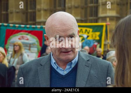 London, Großbritannien. 2.. November 2022. Der Generalsekretär der RMT, Mick Lynch, gibt nach einer Kundgebung gegen das gewerkschaftsfeindliche Tory-Gesetz ein Interview vor dem Parlament. Kredit: Vuk Valcic/Alamy Live Nachrichten Stockfoto