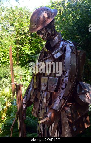 Metal WW1 'Unknown Solider' Sculpture Memorial im Foliage Garden im RHS Garden Rosemoor, Torrington, Devon, England, UK. Stockfoto