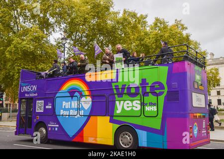 London, Großbritannien. 2.. November 2022. UNISON-Mitglieder fahren auf dem Parliament Square in einem Bus herum, als Teil ihrer Kampagne, über die Streikaktion des NHS mit Ja zu stimmen. Kredit: Vuk Valcic/Alamy Live Nachrichten Stockfoto