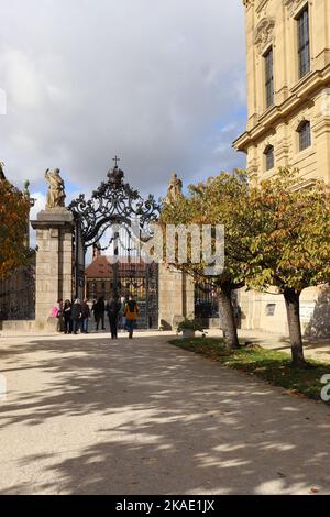 Portal am Ausgang des Schlosssparks Parks der Residenz in Würzburg im Herbst Bäume mit bunten Blättern Stockfoto