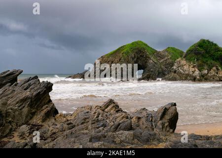 Eine schöne Aussicht auf den natürlichen Bogen in Zipolite Beach, Mexiko. Stockfoto