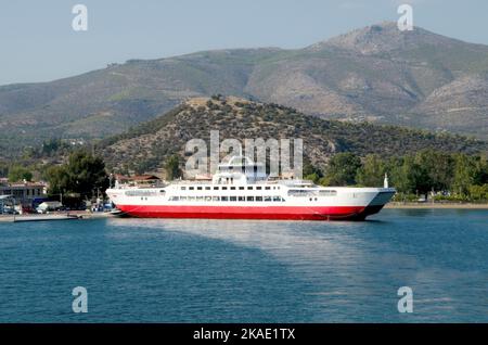 Fähre im Hafen von Eretria Dorf .Evia Insel, Griechenland Stockfoto