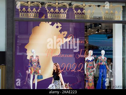 Am ersten Tag des Platinum Jubilee Weekends läuft ein Fußgänger an einer Dekoration des Platinum Jubilee auf dem Schaufenster einer Einzelhandelseinheit in London vorbei. Stockfoto