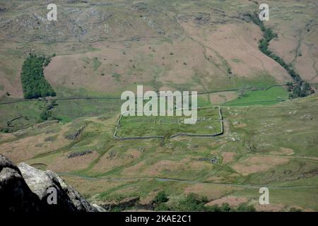 Die Ruinen des Hardknott Roman Fort von 'Horsehhow Crags' auf der Route zum Wainwright 'harter Fell' in Eskdale, Lake District National Park. VEREINIGTES KÖNIGREICH. Stockfoto