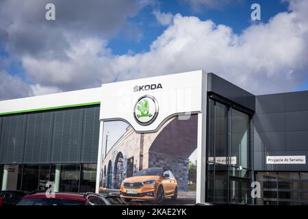 Breslau, Polen - 19. Februar 2022: Firmengebäude mit einem Emblem von Skoda Auto, tschechischer Automobilhersteller. Keine Menschen, bewölkter Himmel. Stockfoto