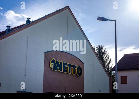 Breslau, Polen - 19. Februar 2022: Netto-Lebensmittelgeschäft mit schwarz-gelbem Logo. Stockfoto
