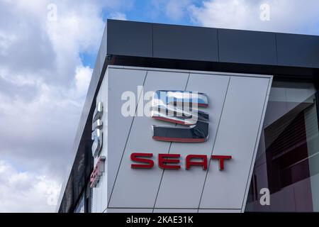 Breslau, Polen - 19. Februar 2022: Nahaufnahme eines Emblems von Seat, spanischer Autohersteller, auf einem Firmengebäude. Stockfoto