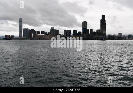 Hongkong, China. 2.. November 2022. Die Schifffahrt im Victoria Harbour wird am 2. November 2022 in Hongkong, Südchina, eingestellt. Das Observatorium von Hongkong gab am Mittwochnachmittag das Warnsignal Nr. 8 aus, da sich der tropische Wirbelsturm Nalgae voraussichtlich am Mittwochabend am nächsten zu Hongkong bewegen wird und sich im Umkreis von 150 km südlich der Region befindet. DAZU: „Hongkong gibt die dritthöchste Sturmwarnung aus, wenn sich Nalgae nähert“ Kredit: Chen Duo/Xinhua/Alamy Live News Stockfoto