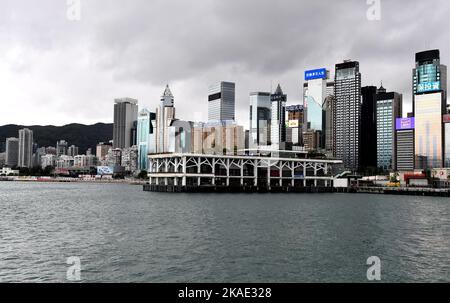 Hongkong, China. 2.. November 2022. Star Ferry Pier stellt den Service in Hongkong, Südchina, am 2. November 2022 ein. Das Observatorium von Hongkong gab am Mittwochnachmittag das Warnsignal Nr. 8 aus, da sich der tropische Wirbelsturm Nalgae voraussichtlich am Mittwochabend am nächsten zu Hongkong bewegen wird und sich im Umkreis von 150 km südlich der Region befindet. DAZU: „Hongkong gibt die dritthöchste Sturmwarnung aus, wenn sich Nalgae nähert“ Kredit: Chen Duo/Xinhua/Alamy Live News Stockfoto