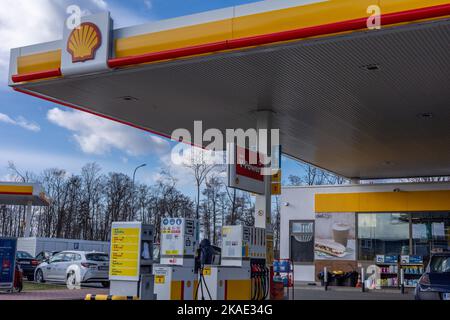 Breslau, Polen - 19. Februar 2022: Shell-Tankstelle. Stockfoto