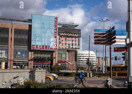 Breslau, Polen - 19. Februar 2022: Einkaufszentrum Galleria Dominikanska in der Innenstadt. Stockfoto