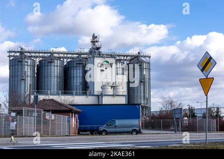 Wroclaw, Polen - 19. Februar 2022: Cargill Global Food Corporation Factory Building mit einer Reihe von Anlageneinheiten. Stockfoto