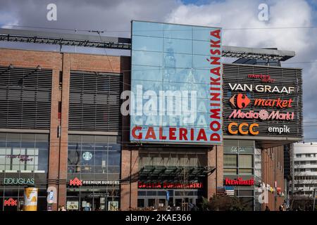 Breslau, Polen - 19. Februar 2022: Einkaufszentrum Galleria Dominikanska in der Innenstadt. Stockfoto