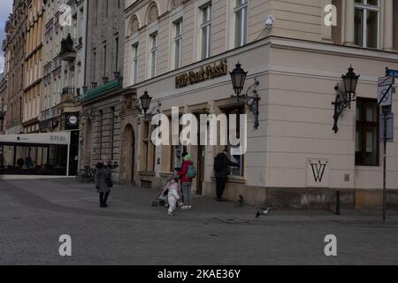 Breslau, Polen - 19. Februar 2022: Fassade des PKO Polish Bank-Gebäudes auf dem alten Marktplatz. Die goldenen Buchstaben des Banknamens an der Wand. Stockfoto