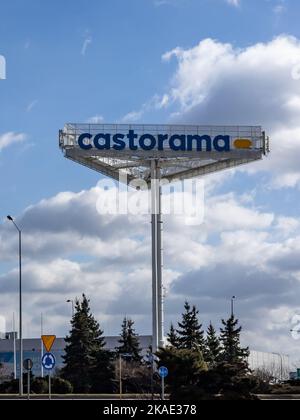 Breslau, Polen - 19. Februar 2022: Eine Säule mit dem Firmenlogo von Castorama. Stockfoto