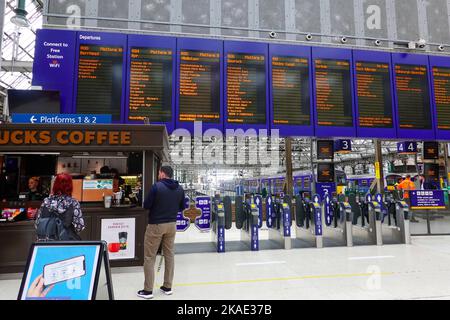 Menschen, die auf Starbucks Kaffee warten, unter der Abflugswand am Glasgow Central Station, Schottland, Großbritannien. Stockfoto