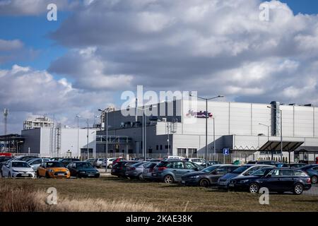 Breslau, Polen - 19. Februar 2022: Mondelez International Food Company, Autos vor dem Gebäude geparkt. Stockfoto