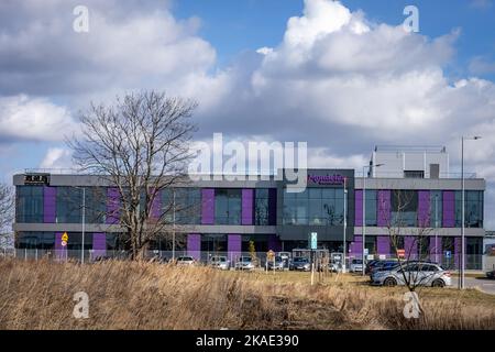 Breslau, Polen - 19. Februar 2022: Mondelez International Food Company, Autos vor dem Gebäude geparkt. Stockfoto