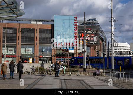 Breslau, Polen - 19. Februar 2022: Einkaufszentrum Galleria Dominikanska in der Innenstadt. Stockfoto