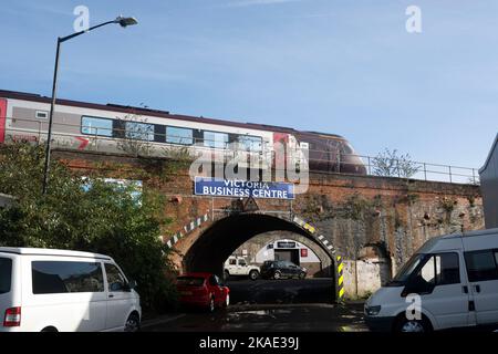 Ein Crosscountry Voyager-Zug, der an alten Eisenbahnbögen vorbeifährt, Leamington Spa, Warwickshire, England, Großbritannien Stockfoto