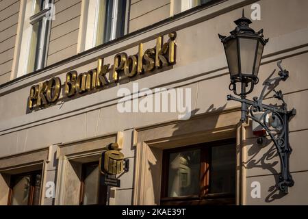 Breslau, Polen - 19. Februar 2022: Fassade des PKO Polish Bank-Gebäudes auf dem alten Marktplatz. Die goldenen Buchstaben des Banknamens an der Wand. Stockfoto