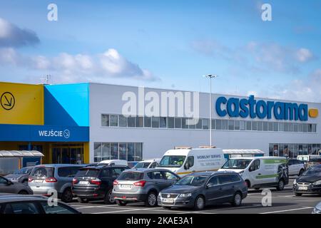 Breslau, Polen - 19. Februar 2022: Castorama-Laden mit Autos vor dem Gebäude geparkt. Stockfoto