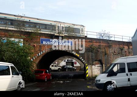 Ein Zug der Chiltern Railways fährt an alten Eisenbahnbögen vorbei, Leamington Spa, Warwickshire, England, Großbritannien Stockfoto