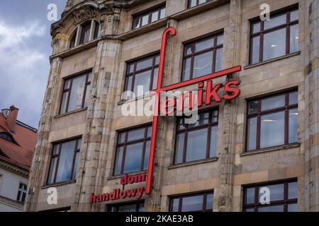 Breslau, Polen - 19. Februar 2022: Einkaufszentrum Feniks in einem historischen Gebäude am Marktplatz der Altstadt. Stockfoto