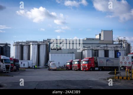 Breslau, Polen - 19. Februar 2022: Lebensmittelfabrik Cargill mit vor dem Gebäude geparkten Lastwagen. Stockfoto