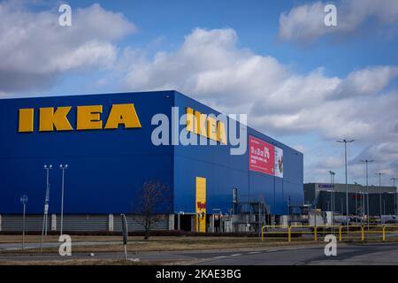 Breslau, Polen - 19. Februar 2022: IKEA Möbelgeschäft mit leerem Parkplatz vor dem Gebäude. Stockfoto