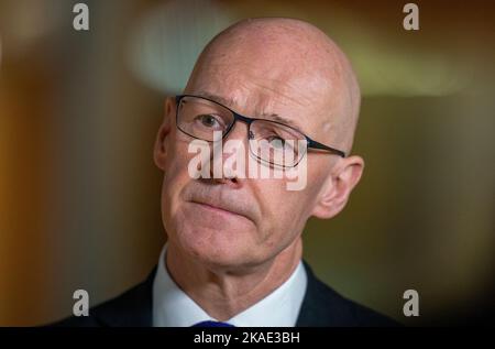 Der stellvertretende erste Minister John Swinney spricht mit den Medien, nachdem er dem schottischen Parlament in Holyrood, Edinburgh, eine Haushaltserklärung vorgelegt hatte. Bilddatum: Mittwoch, 2. November 2022. Stockfoto