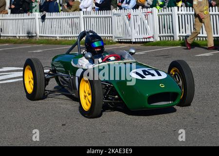 Clinton McCarthy, Lotus Ford 18, Chichester Cup, ein 20-minütiges Rennen für die Formel-Junioren mit Hintermotor und Trommelbremsen, das in den Jahren 1958 t fuhr Stockfoto