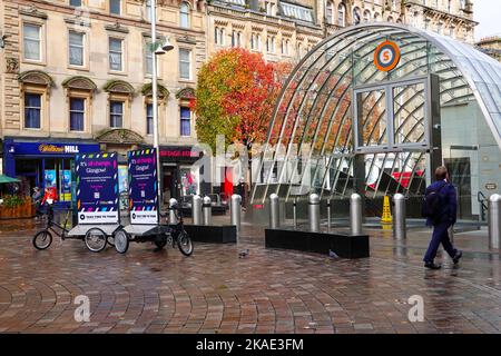 Mann, der zum Eingang der U-Bahn-Station Buchanan St läuft, Glasgow, Schottland, Großbritannien. Stockfoto