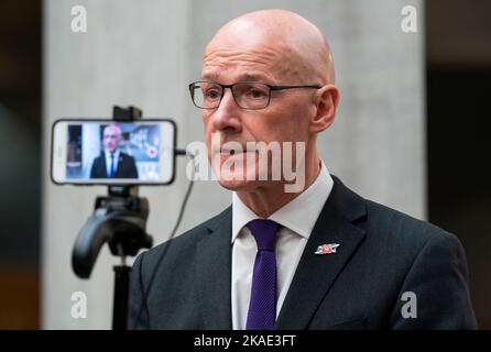 Der stellvertretende erste Minister John Swinney spricht mit den Medien, nachdem er dem schottischen Parlament in Holyrood, Edinburgh, eine Haushaltserklärung vorgelegt hatte. Bilddatum: Mittwoch, 2. November 2022. Stockfoto