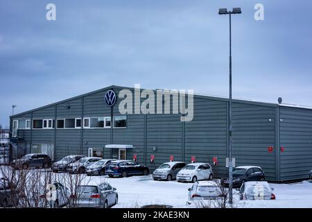 Reykjavik, Island - 25. Januar 2022: Volkswagen-Autohaus. Reihe von Autos vor geparkt, Wintertag, keine Menschen. Stockfoto