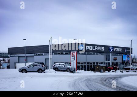 Reykjavik, Island - 25. Januar 2022: Ein Gebäude der Firma Polaris, einem amerikanischen Hersteller von Motorrädern, Schneemobilen und Geländefahrzeugen. Stockfoto