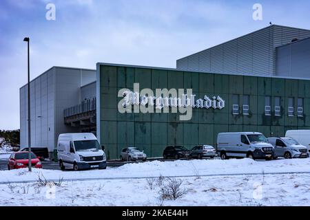 Reykjavik, Island - 25. Januar 2022: Das Bürogebäude der isländischen Zeitung Morgunbladid an einem Wintertag. Stockfoto