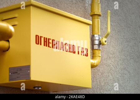 Russische Gas-Box an Wand, Arm und Rohr und Text brennbares Gas und Made in Russia Stockfoto