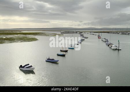 Verankerte Boote am Eingang des Lymington River mit Blick über den Solent nach Yarmouth und die Isle of Wight, Lymington, Großbritannien Stockfoto