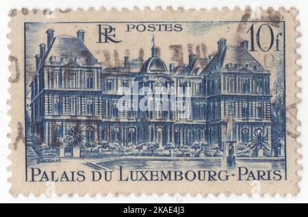 FRANKREICH - 1931: Eine dunkelblaue Briefmarke mit 10 Franken, die den Palast von Luxemburg darstellt. Es wurde ursprünglich (1615–1645) nach Plänen des französischen Architekten Salomon de Brosse als königliche Residenz der Regentin Marie de' Medici, Mutter von König Ludwig XIII., erbaut Nach der Revolution wurde sie von Jean Chalgrin (1799–1805) in ein Legislativgebäude umstrukturiert und von Alphonse de Gisors (1835–1856) stark erweitert und umgebaut. Der Palast war der Sitz der oberen Häuser der verschiedenen französischen nationalen Parlamente (mit Ausnahme der Einkammerversammlung) Stockfoto