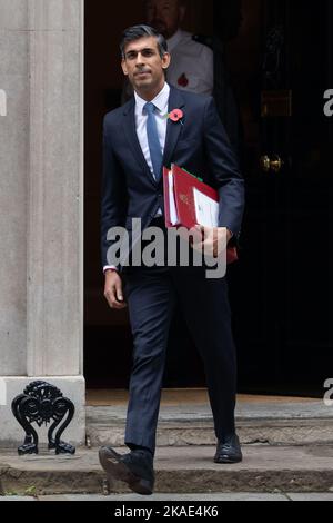 London, Großbritannien. 02.. November 2022. Premierminister Rishi Sunak verlässt die Downing Street 10 in London, um an der Fragestunde der Premierministerin teilzunehmen. Kredit: SOPA Images Limited/Alamy Live Nachrichten Stockfoto