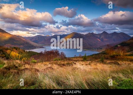 Ein Blick auf Loch Dutch in Lochalsh mit den Bergen, die als die fünf Schwestern von Kintail bekannt sind, auf der rechten Seite des Fotos Stockfoto