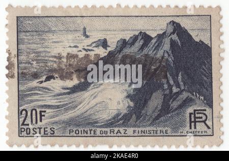 FRANKREICH - 1946: Eine schiefergraue Briefmarke mit 20 Franken, die Pointe du Raz, Finistere, zeigt. Die Pointe du Raz ist ein Vorgebirge, das sich von der westlichen Bretagne in Frankreich in den Atlantik erstreckt. Pointe du Raz der lokale bretonische Name ist Beg ar Raz. Es ist der westliche Punkt der Gemeinde Plogoff, Finistère. Pointe du Raz vom Spot Satellite aus gesehen. Es ist nach dem Raz de sein benannt, der gefährlichen Wasserfläche zwischen ihm und der Insel sein (Enez Sun in Breton). Es ist ein dramatischer Ort mit krachenden Wellen und starken Winden Stockfoto