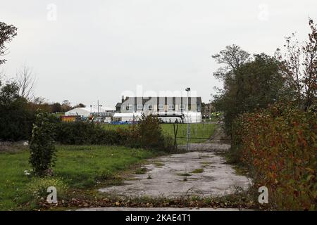 Manston Migrant Center, Kent. Migranten, die in Wartebussen geladen wurden, um die Zahl zu verringern, nachdem der Regierungsskandal der Überfüllung und unmenschlichen Bedingungen 4000 Menschen dort festhielt, im Gegensatz zu den angeblich maximal 1600. Und jetzt Ausbruch von Diphtheria hat das Zentrum aufgrund der Bedingungen im Inneren getroffen Stockfoto