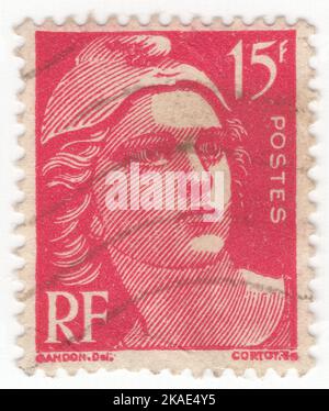 FRANKREICH - 1945: Eine 15 Francs karmesinrote Briefmarke, die Marianne darstellt – nationale Personifizierung der Französischen Republik seit der Französischen Revolution, als Personifizierung von Freiheit, Gleichheit, Brüderlichkeit und Vernunft sowie als Darstellung der Göttin der Freiheit. Sie ist in der Triumph der Republik, einer Bronzeskulptur mit Blick auf den Place de la Nation in Paris, zu sehen. Als nationale Ikone vertritt Marianne den Widerstand gegen die Monarchie und die Meisterschaft der Freiheit und Demokratie gegen alle Formen der Unterdrückung. Marianne trug auch eine Kakade und eine rote phrygische Mütze, die die Freiheit symbolisierte Stockfoto