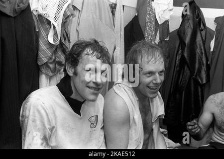 Aktenfoto vom 05-02-1972 von Ronnie Radford von Hereford United (links) und Ricky George. Hereford FA Cup-Held Ronnie Radford ist im Alter von 79 Jahren gestorben, teilte der Verein mit. Radford schrieb sich mit einem atemberaubenden Schlag in die Geschichte des Wettbewerbs ein, als der damalige Southern League-Club Newcastle in einer dritten Runde im Februar 1972 aus dem FA Cup herausschlug. Ausgabedatum: Mittwoch, 2. November 2022. Stockfoto