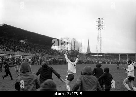 Aktenfoto vom 05-02-1972 von Ronnie Radford von Hereford United. Hereford FA Cup-Held Ronnie Radford ist im Alter von 79 Jahren gestorben, teilte der Verein mit. Radford schrieb sich mit einem atemberaubenden Schlag in die Geschichte des Wettbewerbs ein, als der damalige Southern League-Club Newcastle in einer dritten Runde im Februar 1972 aus dem FA Cup herausschlug. Ausgabedatum: Mittwoch, 2. November 2022. Stockfoto